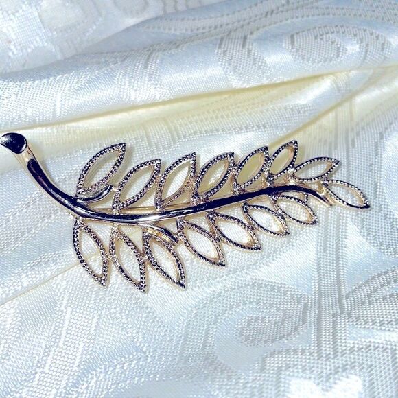 Vintage gold tone open design leaf pin about 3 inches long - Picture 2 of 5